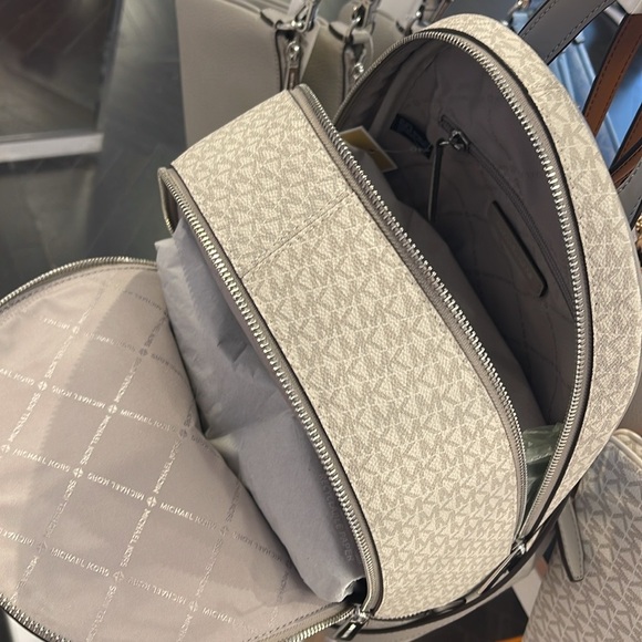 MICHAEL KORS Rhea Medium Zip Color-Block Signature Logo Backpack
LT SKY MLT
NWT - Picture 11 of 16